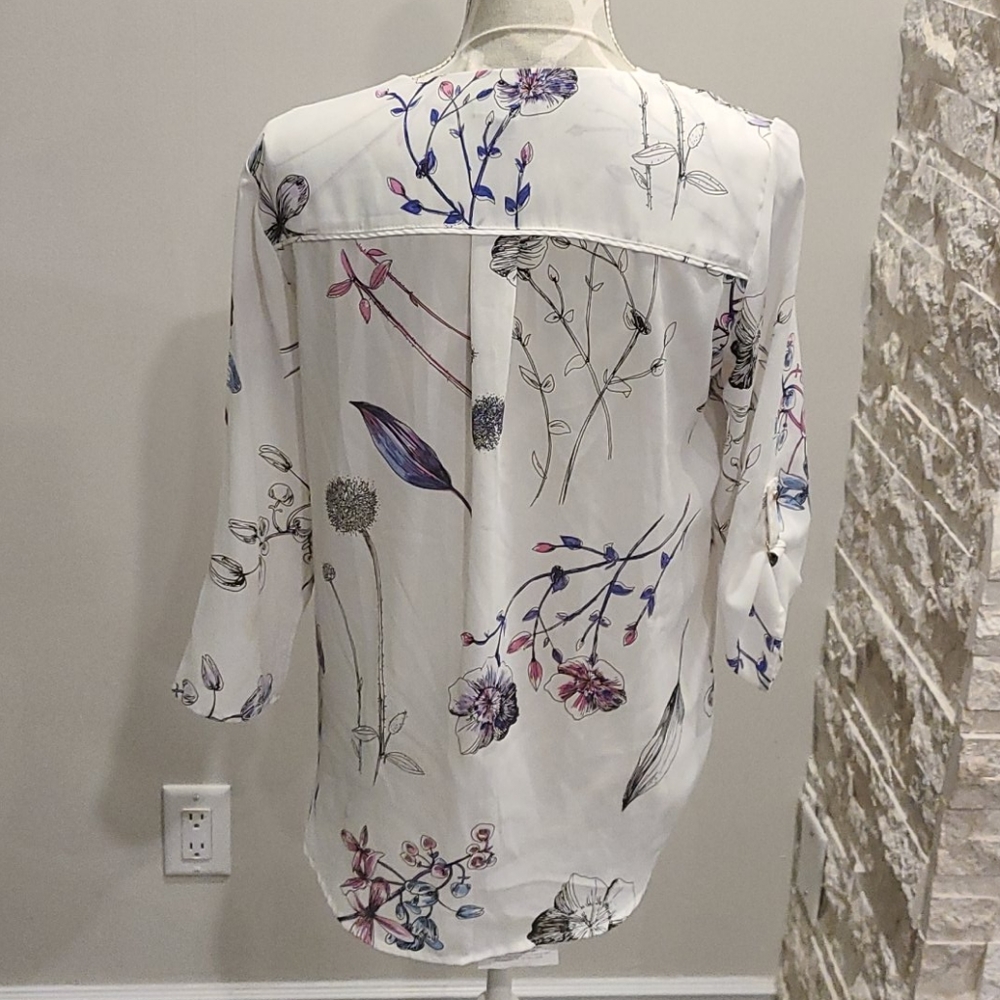 Dynamite semi-sheer floral blouse - Picture 2 of 8